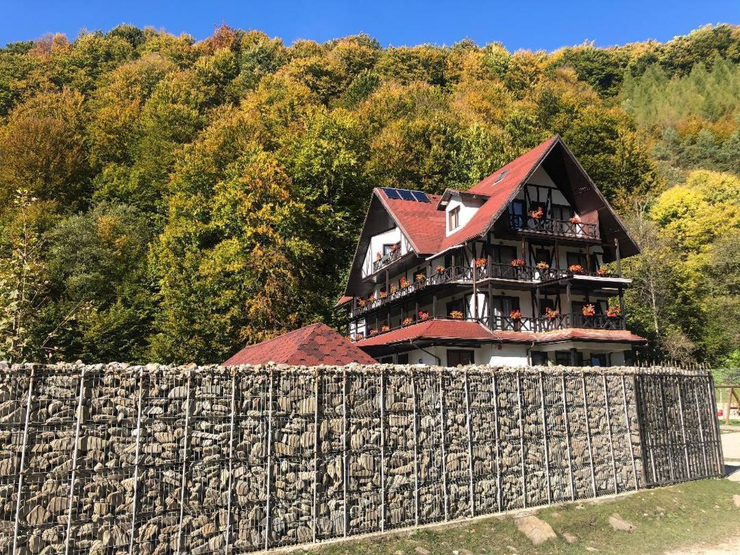 Cabana Izvoarele Doftanei Traisteni Luaran gambar